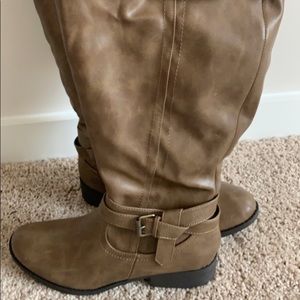 Women boots size 9